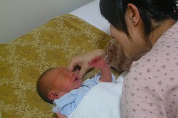 母に抱かれる息子