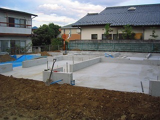 ビルトインガレージのある家 基礎完成 建て方終了まで 楽建舎 ビルトインガレージのある家 基礎完成 建て方終了まで 楽建舎