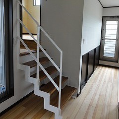 塗り壁とガルバリウムの家