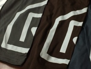 ロゴマーク入りTシャツ