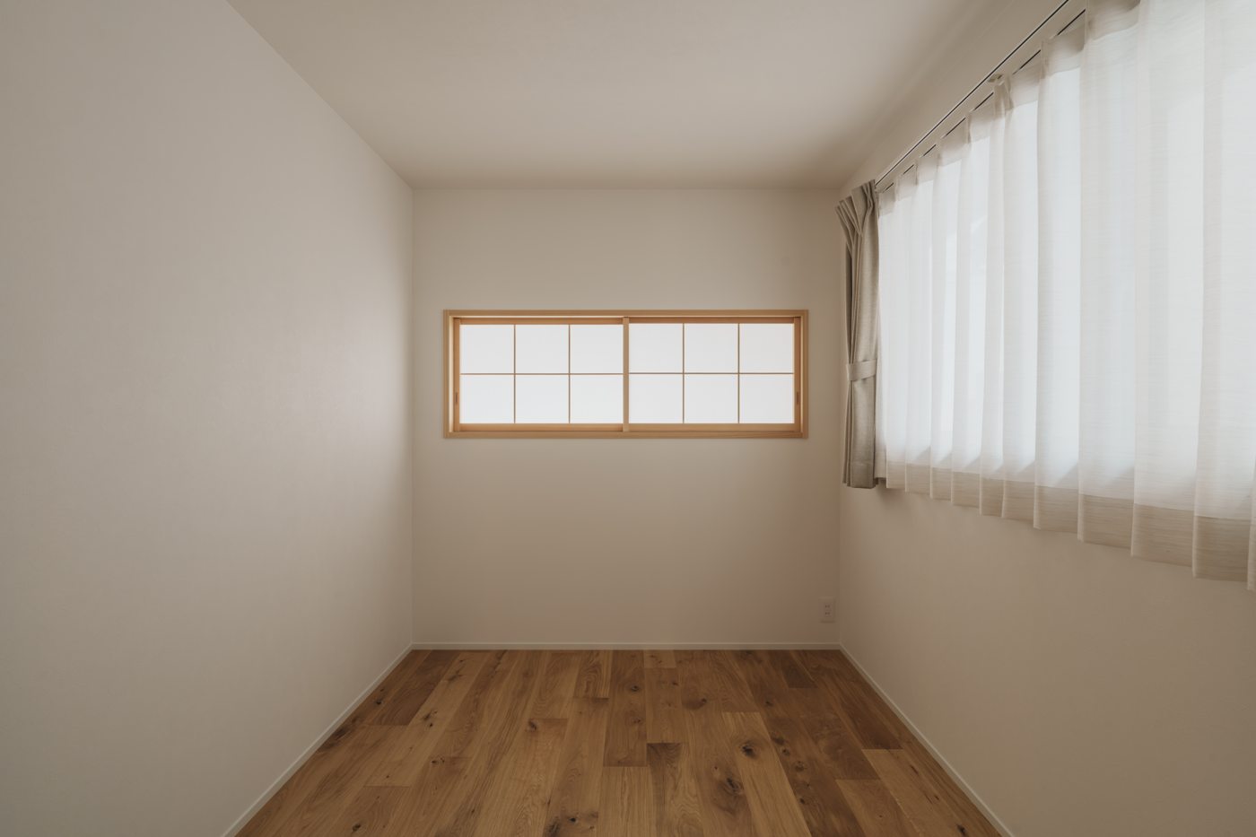 吹き抜けに面する壁に障子を設け、採光とプライバシーに配慮しています。
