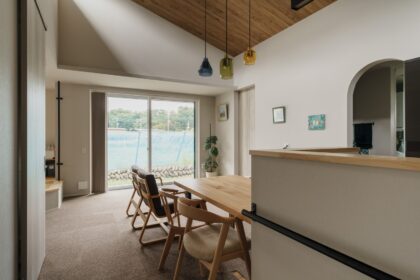 勾配天井が開放的な平家 個室が４部屋あり、その中心にLDKを配置したことでさながらシェアハウスのよう