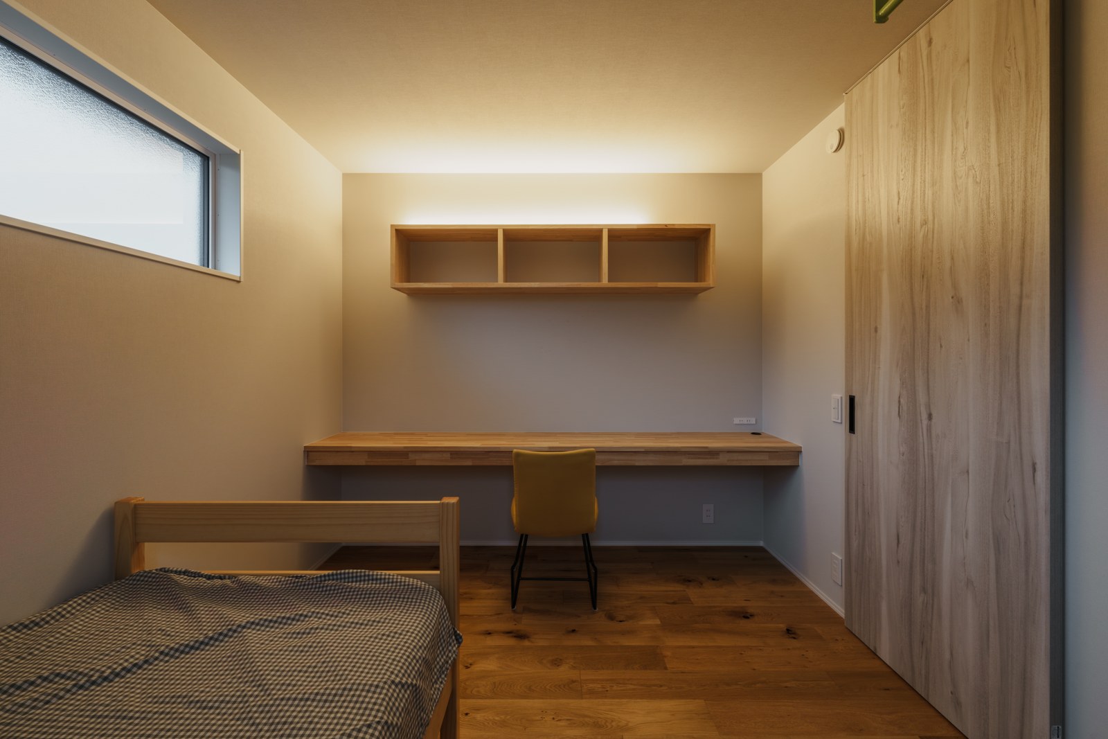 各部屋は全く同じレイアウトの部屋が4部屋 照明も収納上の建築化照明のみのシンプルな部屋