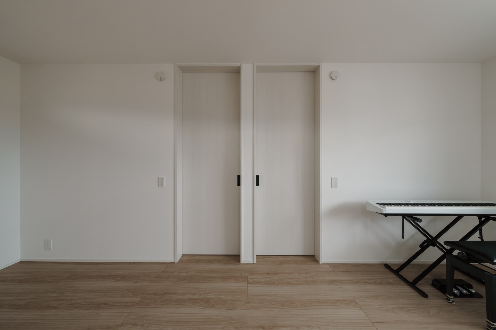 将来的に間仕切り壁を作って2部屋に分けられるようにした子供部屋