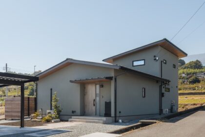 塗り壁はブルーグレーのドイツの漆喰STO