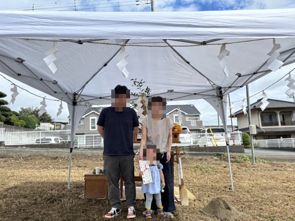 地鎮祭でのご家族の記念写真（プライバシー保護のため顔を加工）